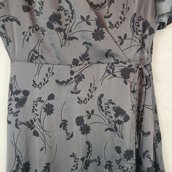 New 41 Hawthorn W's (L) Gray & Black Floral Satin Flutter Sleeve Faux Wrap Dress - Picture 8 of 14